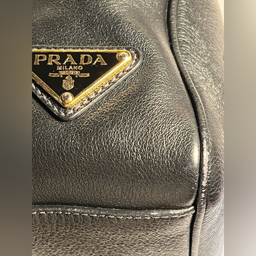 PRADA MILANO  (EMBOSSED LOGO) Glace calf Leather Black Shoulder Bag 🎩🎩🎩🎩🎩🎩 - Picture 12 of 16